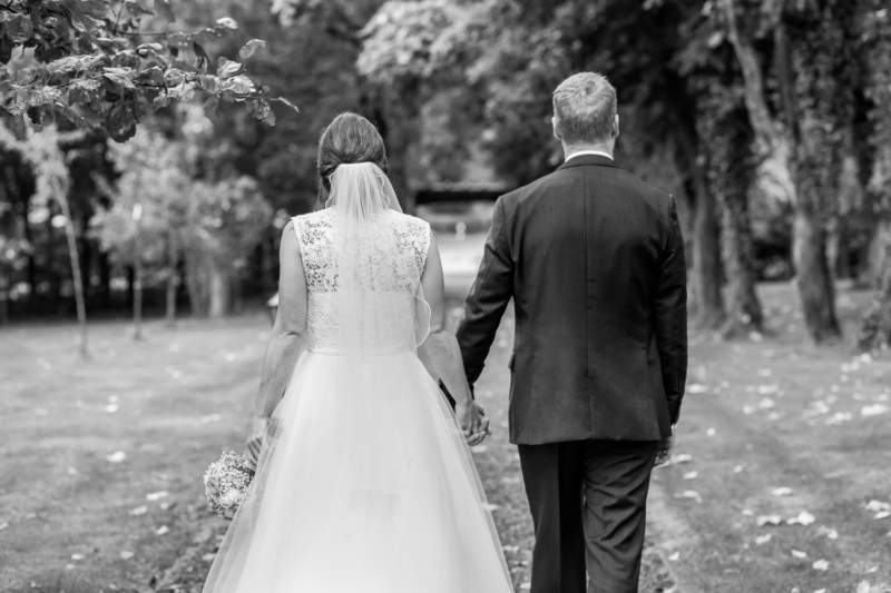 wedding couple by sarahandsamuelphotography